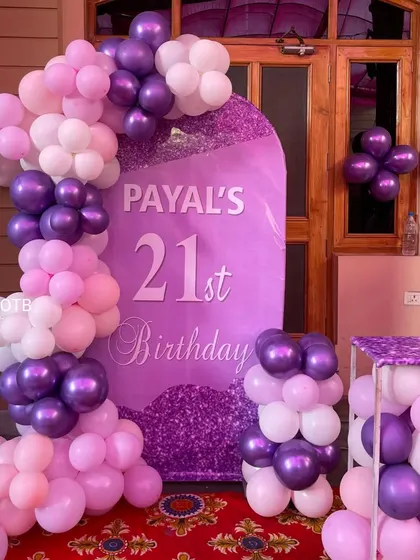 Another look at the purple-themed 21st birthday decor, showing the full balloon arch and matching plinth.