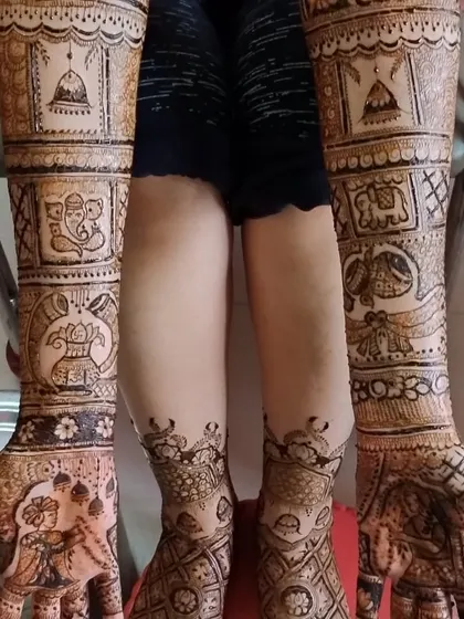 This design features auspicious symbols like Lord Ganesha, a kalash, and elephants, all woven into a classic Rajasthani pattern.