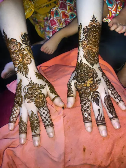 A lovely design with floral and net patterns on the fingers. A great choice for a wedding guest.