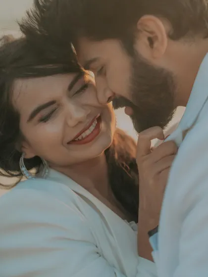 A close-up of a tender, happy moment during a beach photoshoot. The golden hour light and the genuine smiles make this a perfect example of the warm, romantic, and candid style I love to capture.