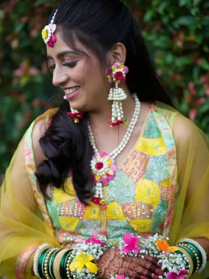 A close-up of our dreamy, multicolour floral jewellery. The vibrant flowers and pearl details make this set a perfect choice for a fun Haldi or Mehendi event.