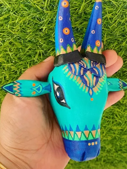 A duplicate image of the teal and blue Nandi against a green background.