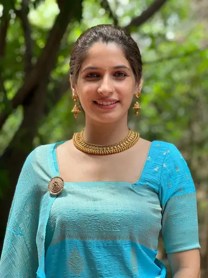 A simple and elegant look featuring a classic antique gold finish choker. This is a versatile piece that can be styled for many different occasions.