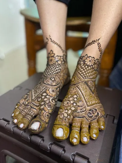 Here are more examples of my bridal foot mehendi. I can create matching designs for both feet or unique, complementary patterns, all tailored to your preference for your wedding day.