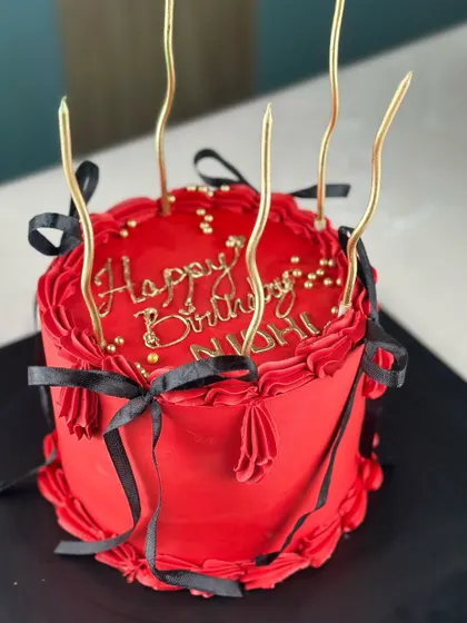 Bold, beautiful, and effortlessly timeless. This vintage minimal red cake makes a statement with its vibrant color, simple piping, and elegant black ribbon details.