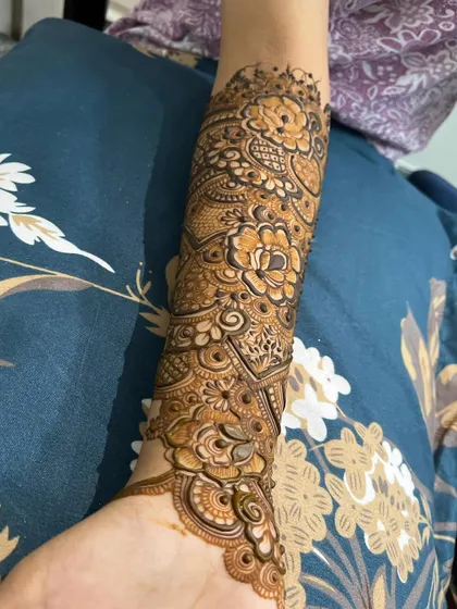 More examples of my floral and Arabic-inspired work. I can create anything from a simple floral trail to a full arm of blooming roses and lotuses.