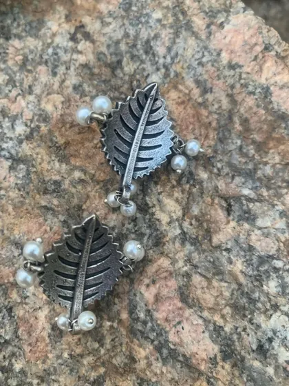 A closer look at the back of the leaf-shaped studs, showing the detail in the veining of the leaf. It's these little things that I love.