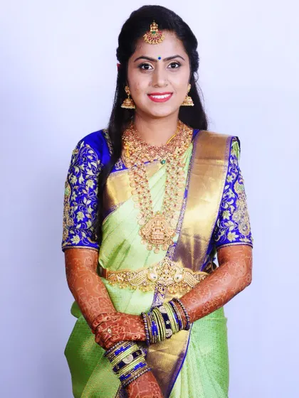 This bride looks lovely in her light green saree and traditional temple jewellery. The full set provides a complete and polished look for her big day.