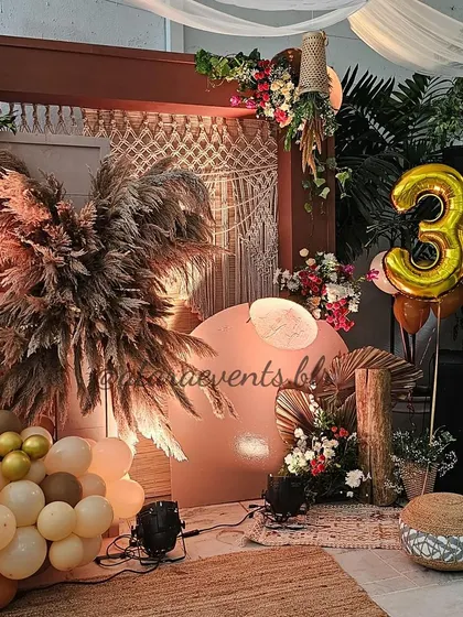 For a milestone 30th birthday, I designed this chic boho paradise at Olive Bar and Kitchen. The decor features a stunning arrangement of pampas grass, a macrame backdrop, and a warm, earthy balloon garland, perfect for a sophisticated and free-spirited celebration.