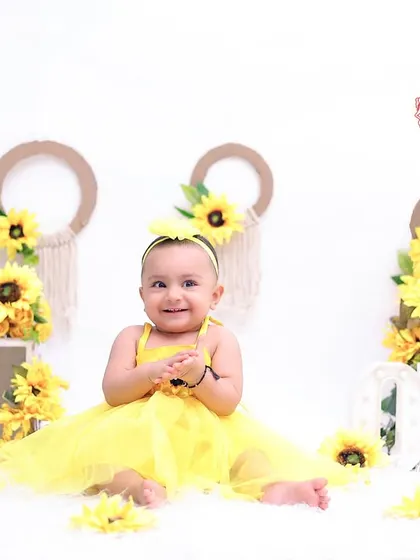 A joyful, clapping moment captured during the sunflower first birthday session. It's these happy little actions that make the best memories.