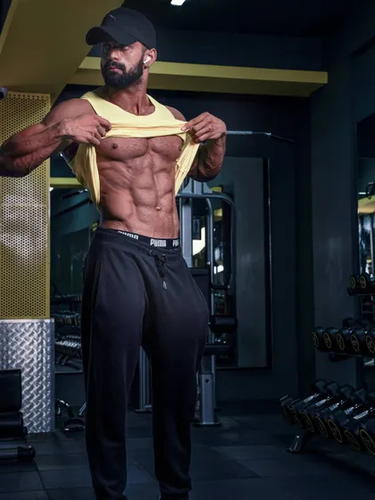 A quick check of my abdominal definition. Maintaining a lean physique year-round requires a disciplined approach to both nutrition and training, which I teach to all my clients.