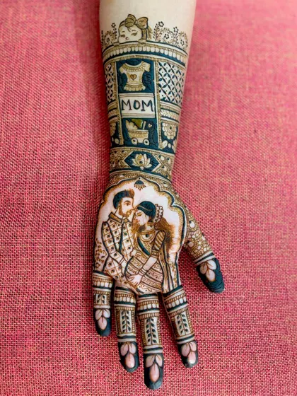 A close-up of the parents-to-be portrait on the palm, a centerpiece of this custom baby shower design.