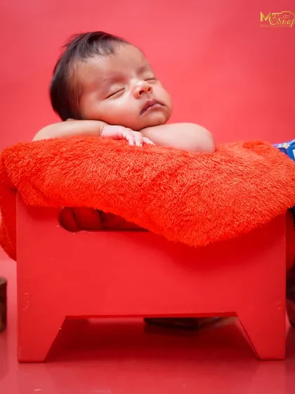 Another variation of the "head on hands" pose. I take many shots from different angles to ensure we capture the most flattering and adorable portrait.
