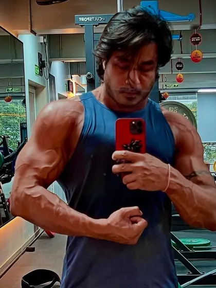 The vascularity and muscle fullness on display here are signs of being in peak condition. This is achieved through smart nutrition and intense training, not shortcuts.
