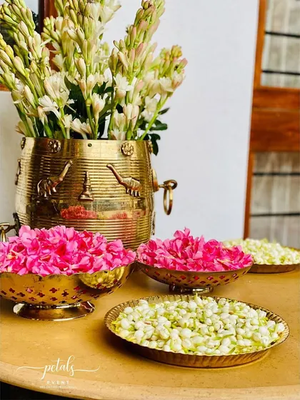 A duplicate image of the beautiful and fragrant floral offerings.
