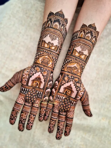 A symmetrical design featuring palace windows (jharokhas), swans, and peacocks, perfect for a bride who loves traditional but clean aesthetics.
