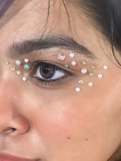 A delicate and trendy look using individual pearls and rhinestones placed carefully around the eye.