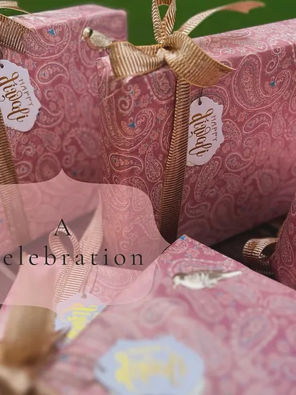 A celebration in pink paisley. These beautifully wrapped boxes from the "Jashn" collection are finished with rose gold ribbons and a small bird embellishment.