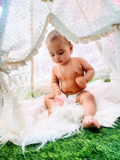 This gallery displays the versatility of our garden and teepee sets. From lush green turf and floral backgrounds to cozy lace teepees and wicker chairs, you can create the perfect indoor "outdoor" shoot.