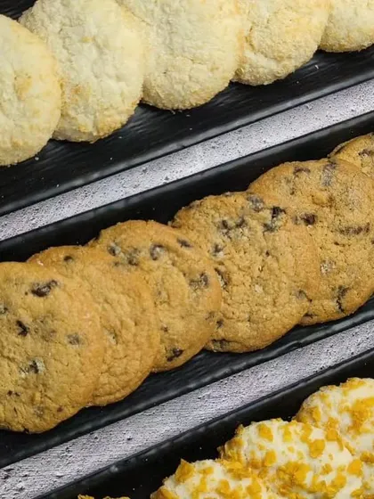 A beautiful display of assorted cookies from today's class. Our cookie module covers different types of dough and techniques, from drop cookies to piped and sliced varieties.