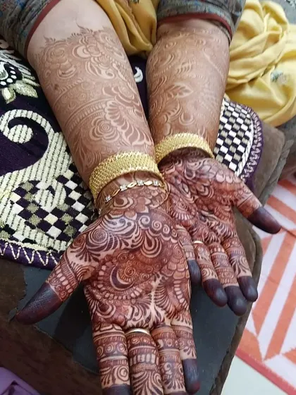 Another view of this amazing stain. The intricate patterns are clear and the color is a rich, dark maroon on the palms, which is the sign of high-quality henna.