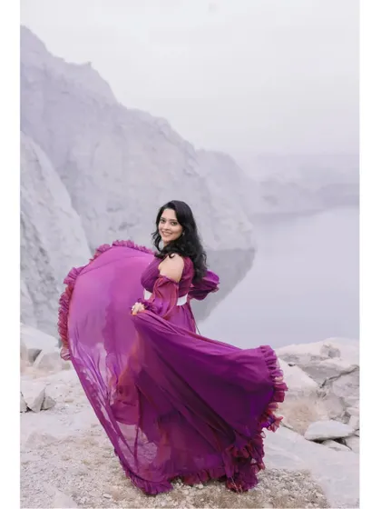 This gown is perfect for a misty, atmospheric pre-wedding shoot, with its rich color providing a beautiful contrast to the soft background.