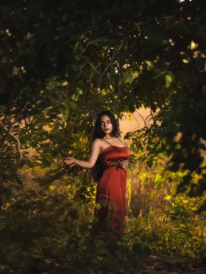 Another portrait from the same set, showing how we can use the surrounding leaves and branches to create a sense of depth and frame the shot in a natural way.