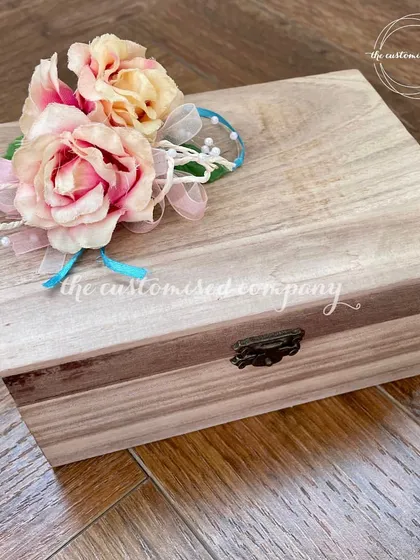 This simple yet elegant wooden box is adorned with a floral arrangement, making the packaging a gift in itself. It’s perfect for presenting a curated selection of festive goodies.