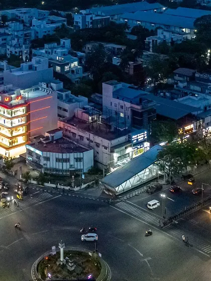 A duplicate of image 69, showing the Nalli store's prominence in its urban setting.