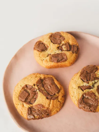 Crispy edges, soft centers, and all the chunks in between. Our classic chocolate chunk cookies are a dream come true.