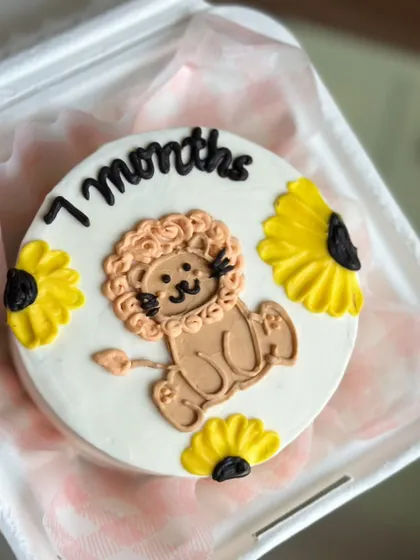 From monthly milestones to inside jokes, our bento cakes say it all. These small treats are perfect for any occasion, featuring designs like cute rainbows, hot air balloons, and even a Lightning McQueen quote.