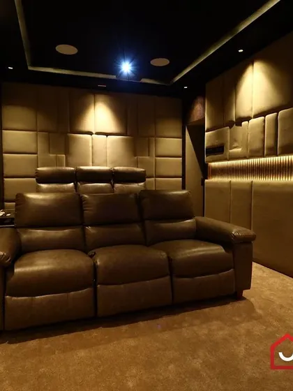 The unique, wave-like pattern of the integrated LED lighting adds a dynamic and modern touch to the otherwise warm and classic feel of the padded walls.