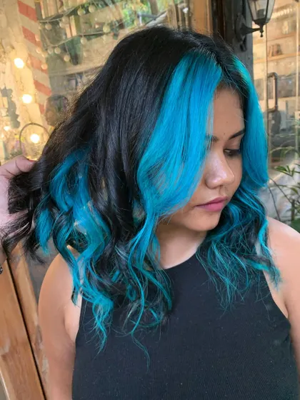 Another angle of the turquoise money piece. It’s a great way to add a pop of color without a full head of bleach. (No filter)