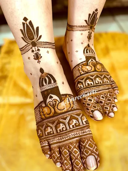 This foot design features a procession of elephants and majestic palace domes, matching the royal theme of the hand mehndi.