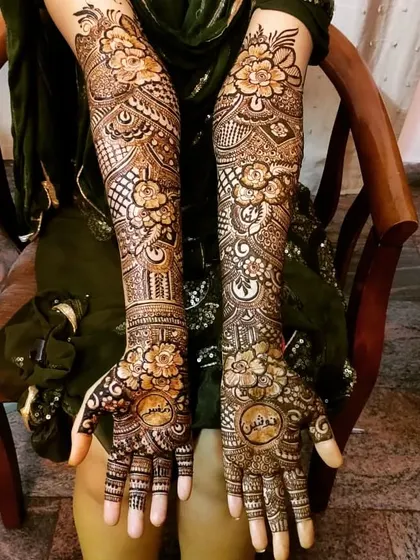 It was a pleasure to do this full bridal henna for Nausheen. The design features personalized names in Arabic and a beautiful mix of floral patterns.