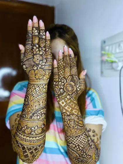 Another angle of the bride showing off her stunning bridal henna.