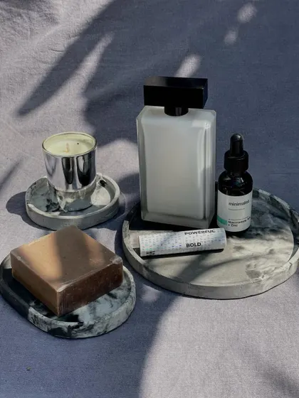 Black and white vibes for your home. This collection of a coaster, soap dish, and round tray features a classic black and white marble effect.