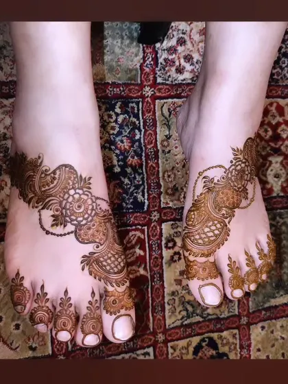 A classic and elegant foot design, featuring a beautiful pattern that adorns the top of the foot and toes.