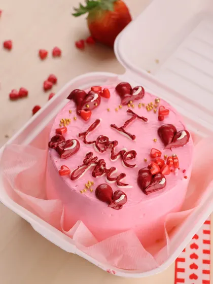 Love, layered and loaded. Our Valentine's Day bento cakes are the perfect treat for just the two of you, with messages like "Be Mine" and "I Love You" in shades of pink and red.