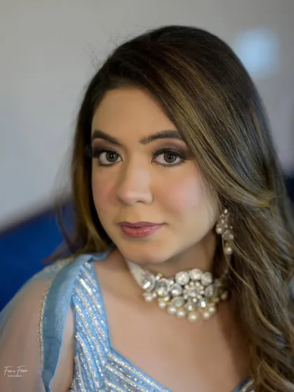 This color-coordinated look is so fresh and pretty. The silver-blue outfit is perfectly complemented by the cool-toned smokey eye and pearl jewelry.