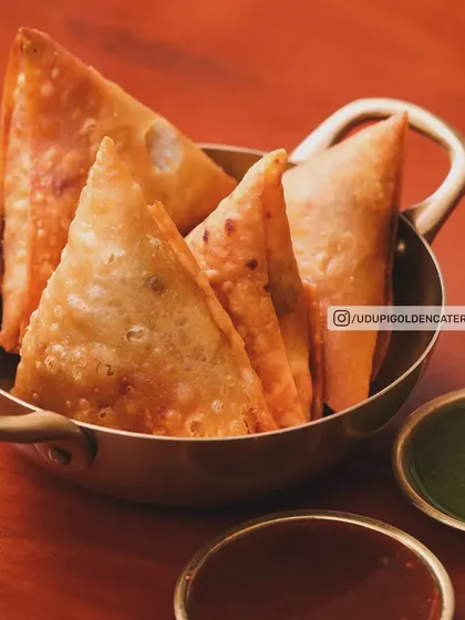 Crispy, golden-brown Samosas served in a traditional kadai with mint and tamarind chutneys. This timeless snack is a staple on our appetizer menu for all types of gatherings.
