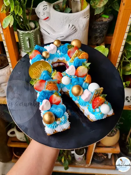 Another beautiful monogram tart, this time in the letter 'R'. This one had a Fresh Strawberries and Blueberry Vanilla flavor and was decorated with blue and white cream, fresh fruit, and gold details.