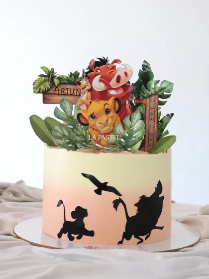 Hakuna Matata! I absolutely love making fandom cakes, and this Lion King design was so much fun. It features a beautiful sunset gradient, character silhouettes, and a vibrant topper with Simba, Timon, and Pumbaa for a birthday adventure.