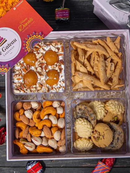 Our Diwali Wholesome Hamper features a delicious Gulab Jamun cake tub. It's a modern take on a classic dessert, with soft cake and chunks of gulab jamun in a creamy base.
