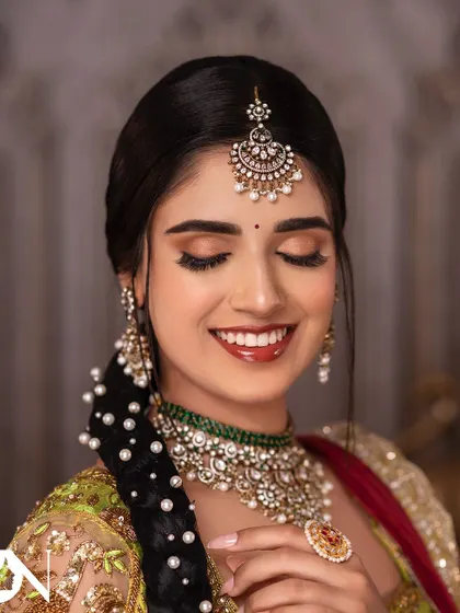 The joy on her face says it all. This Kundan and pearl set is designed to make you feel beautiful and confident at any celebration.
