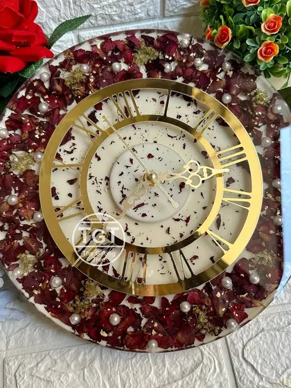 The contrast between the deep red petals and the light base makes every detail pop. I also scattered small pearls throughout the resin for a subtle, shimmering effect.