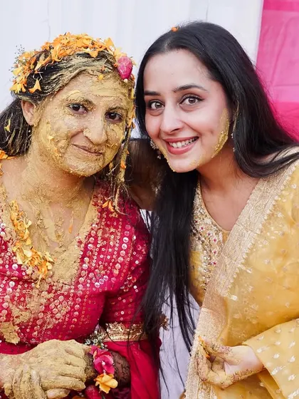 A happy, posed moment between two family members during the haldi. Even in the midst of chaos, I make sure to capture these cherished family portraits.