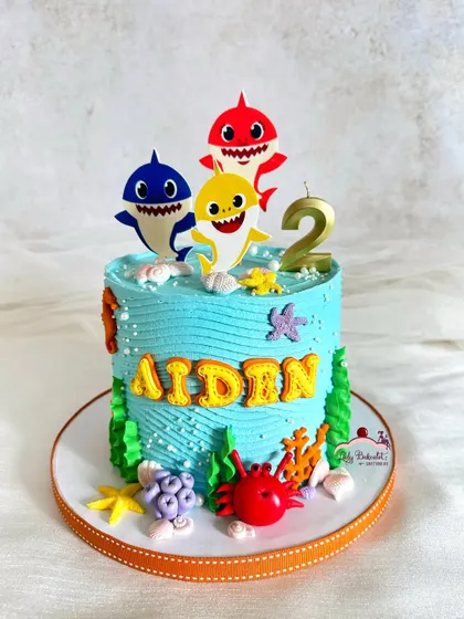 Another fun Baby Shark cake, this time with a cute crab and starfish friends.