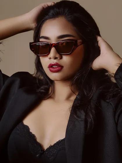A close-up from the Hollywood editorial.