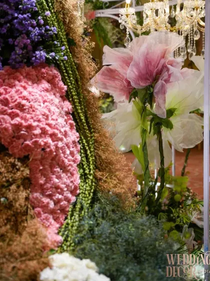 A close-up of the floral textures used in this theme. We combined different types of flowers and dried elements in shades of pink, purple, and green to create a rich, multi-layered look.